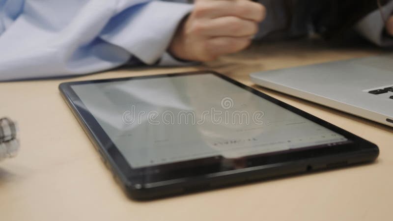 το κορίτσι επιχειρηματίας χρησιμοποιεί ένα tablet. απόθεμα βίντεο
