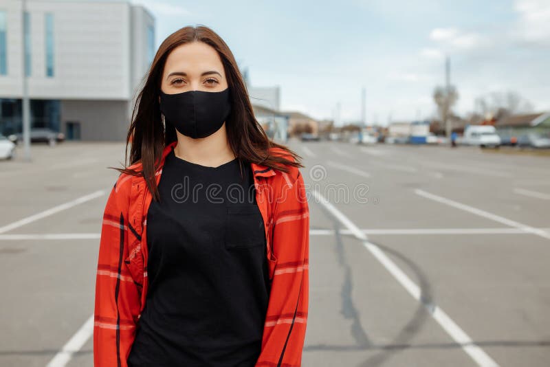 Το κορίτσι με ιατρική μάσκα κάθεται σε ένα παγκάκι στο δρόμο Πορτρέτο κοριτσιού με μάσκα στο δρόμο Πανδημία του Coronavirus στοκ φωτογραφία με δικαίωμα ελεύθερης χρήσης Το κορίτσι με ιατρική μάσκα κάθεται σε ένα παγκάκι στο δρόμο Πορτρέτο κοριτσιού με μάσκα στο δρόμο Πανδημία του Coronavirus στοκ φωτογραφία με δικαίωμα ελεύθερης χρήσης