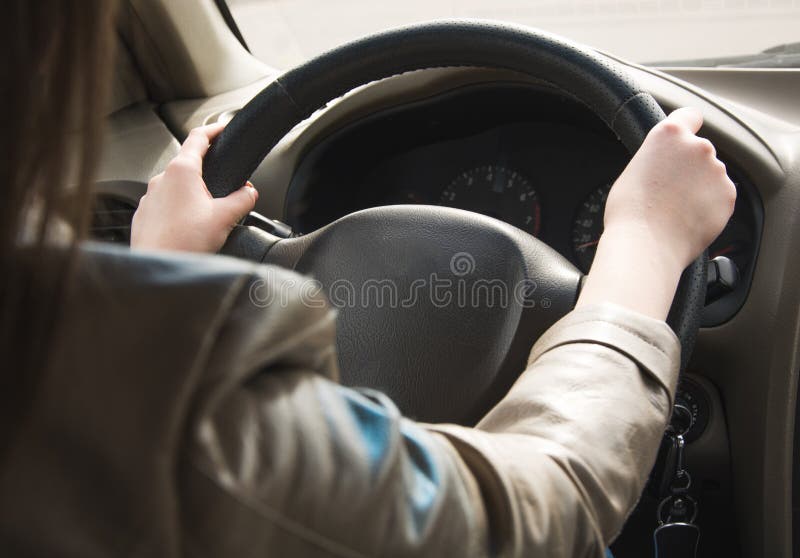 Το κορίτσι πηγαίνει πίσω από τη ρόδα ενός αυτοκινήτου, δίνει στο τιμόνι Οδήγηση ενός μεγάλου αυτοκινήτου στοκ εικόνες Το κορίτσι πηγαίνει πίσω από τη ρόδα ενός αυτοκινήτου, δίνει στο τιμόνι Οδήγηση ενός μεγάλου αυτοκινήτου στοκ εικόνες