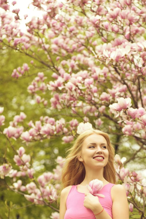 Το κορίτσι στο όμορφο magnolia ανθίζει το ρόδινο δέντρο χρώματος στοκ φωτογραφίες Το κορίτσι στο όμορφο magnolia ανθίζει το ρόδινο δέντρο χρώματος στοκ φωτογραφίες