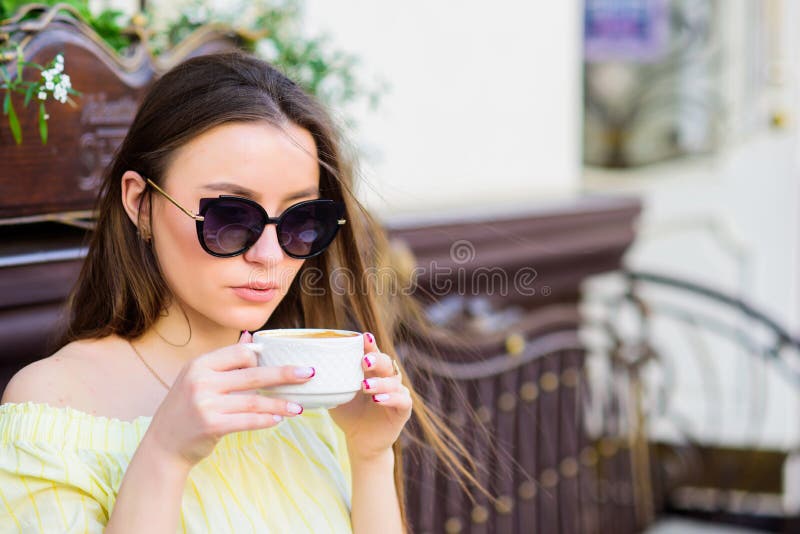 Το κορίτσι χαλαρώνει στον καφέ r coffee cup dressing girl gown morning white Αναμονή την ημερομηνία r Χρόνος προγευμάτων θερινή μ στοκ εικόνες Το κορίτσι χαλαρώνει στον καφέ r coffee cup dressing girl gown morning white Αναμονή την ημερομηνία r Χρόνος προγευμάτων θερινή μ στοκ εικόνες