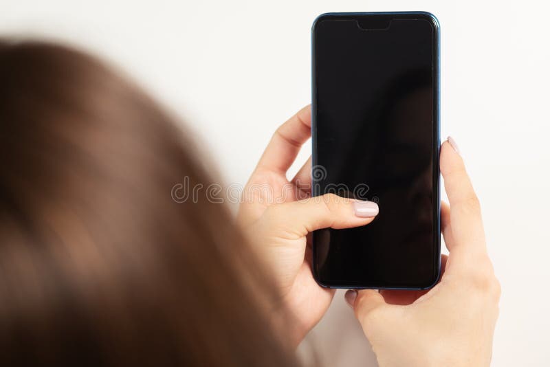 το κορίτσι χρησιμοποιεί το sms που πληκτρολογεί sms κοιτάζει τις εφαρμογές κινητών μέσων κοινωνικής δικτύωσης στοκ εικόνα με δικαίωμα ελεύθερης χρήσης