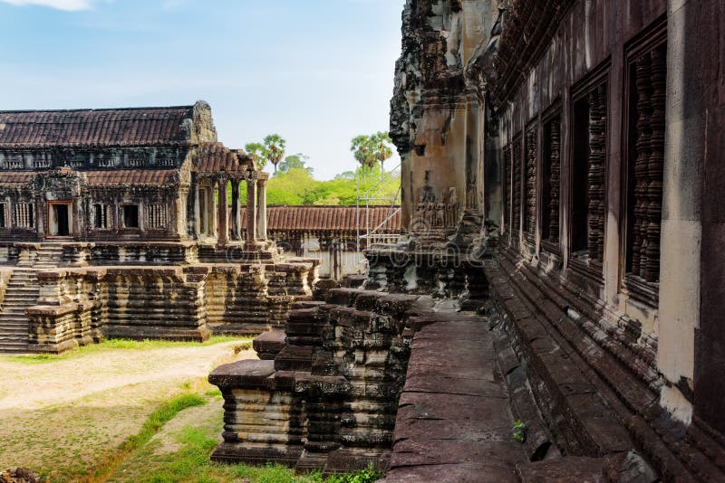 Το κτήριο βιβλιοθήκης και ο τοίχος Angkor Wat σε Siem συγκεντρώνουν, Καμπότζη στοκ εικόνες