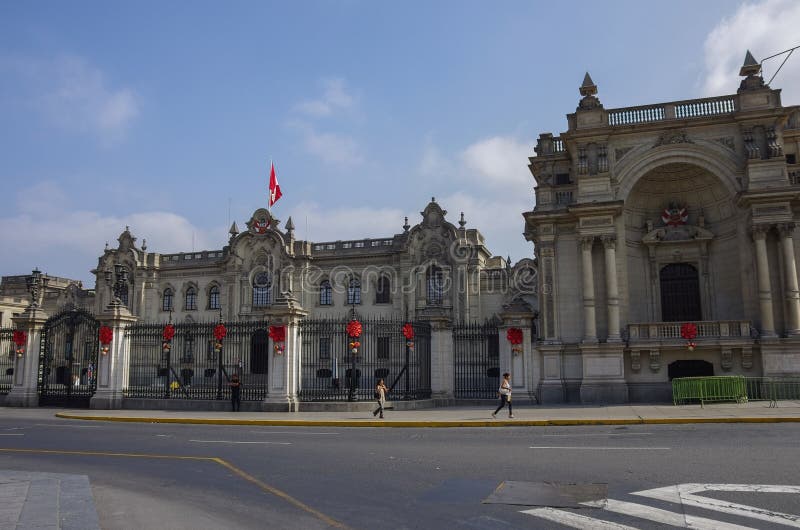 Το κυβερνητικό παλάτι γνωστό ως σπίτι Pizarro, Plaza de Arm στοκ φωτογραφία με δικαίωμα ελεύθερης χρήσης Το κυβερνητικό παλάτι γνωστό ως σπίτι Pizarro, Plaza de Arm στοκ φωτογραφία με δικαίωμα ελεύθερης χρήσης