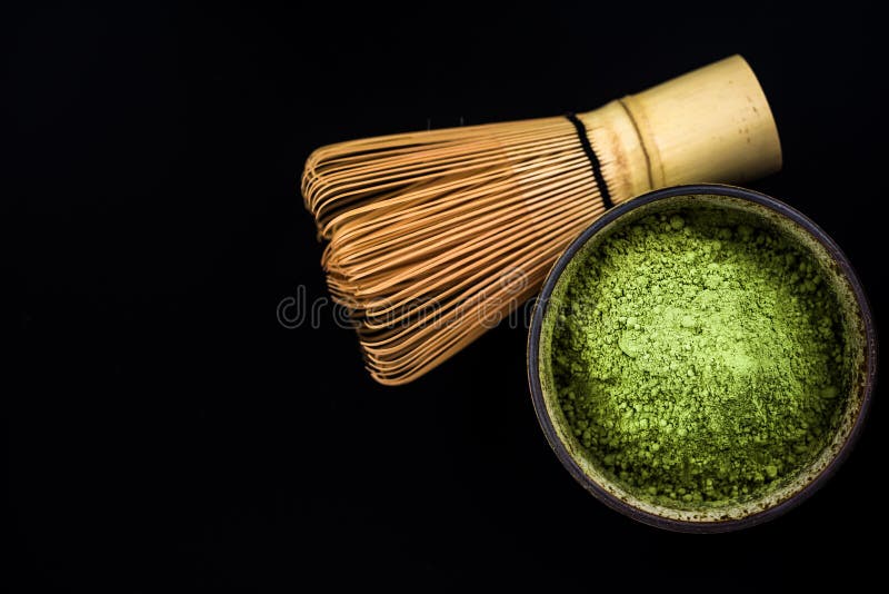 Το κύπελλο με το τσάι Matcha και το μπαμπού χτυπούν ελαφρά στοκ εικόνες Το κύπελλο με το τσάι Matcha και το μπαμπού χτυπούν ελαφρά στοκ εικόνες