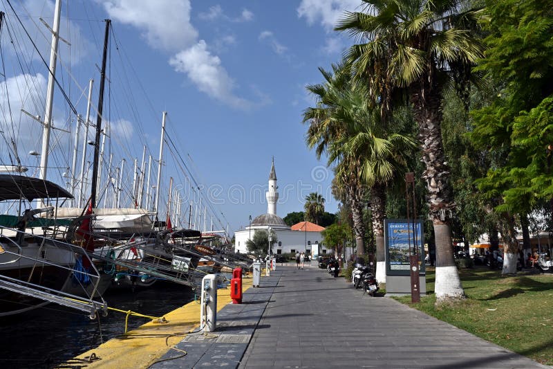 το λευκό τζαμί tepecik στέκεται στην περίπτερο κοντά σε μαρίνα με γιοτ με φοίνικες. στοκ εικόνες με δικαίωμα ελεύθερης χρήσης