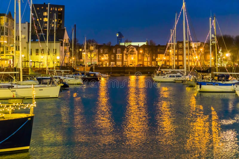 Το λιμάνι Vlissingen τη νύχτα, διακοσμημένη βάρκες με τα φω'τα, άναψε τα κτήρια πόλεων, δημοφιλής πόλη zeeland, οι Κάτω Χώρες στοκ φωτογραφίες με δικαίωμα ελεύθερης χρήσης