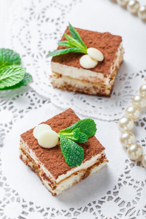 Το μίνι tiramisu κέικ με την άσπρη σοκολάτα, το κακάο και οι καραμέλες στο ελαφρύ υπόβαθρο κλείνουν επάνω Εύγευστος φραγμός επιδο στοκ φωτογραφίες με δικαίωμα ελεύθερης χρήσης