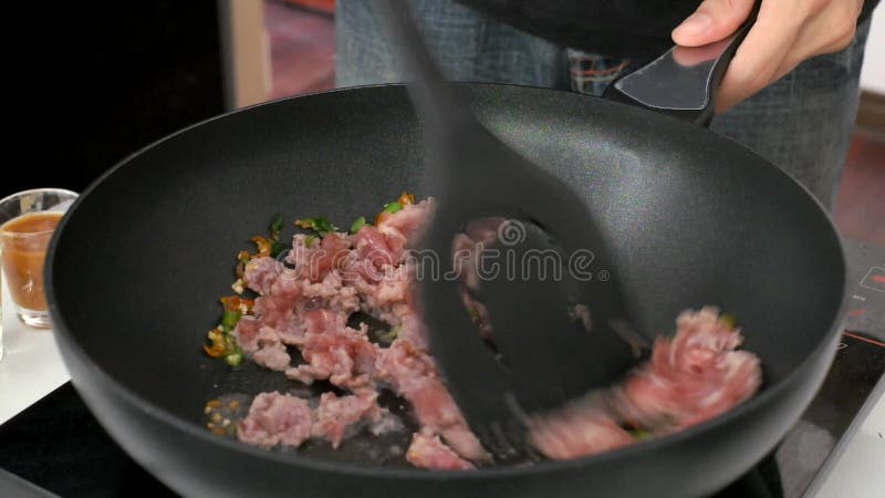το μαγειρεύοντας χοιρινό κρέας â€ ‹ανακατώνει κοντά τηγανισμένος