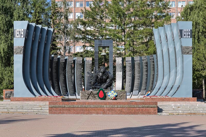 Το μαύρο μνημείο τουλιπών σε Yekaterinburg, Ρωσία στοκ εικόνες με δικαίωμα ελεύθερης χρήσης Το μαύρο μνημείο τουλιπών σε Yekaterinburg, Ρωσία στοκ εικόνες με δικαίωμα ελεύθερης χρήσης