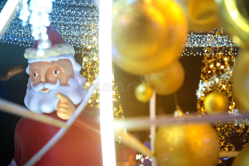 Το μεγάλο άγαλμα Santa στη διακόσμηση στα Χριστούγεννα και το νέο εορτασμό έτους στοκ εικόνες Το μεγάλο άγαλμα Santa στη διακόσμηση στα Χριστούγεννα και το νέο εορτασμό έτους στοκ εικόνες