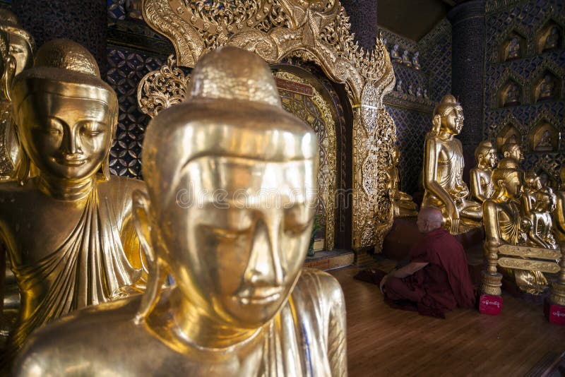 Το Μιανμάρ - Yangon - η ΜΕΓΑΛΗ ΠΑΓΌΔΑ SHWEDAGON στοκ φωτογραφία με δικαίωμα ελεύθερης χρήσης Το Μιανμάρ - Yangon - η ΜΕΓΑΛΗ ΠΑΓΌΔΑ SHWEDAGON στοκ φωτογραφία με δικαίωμα ελεύθερης χρήσης
