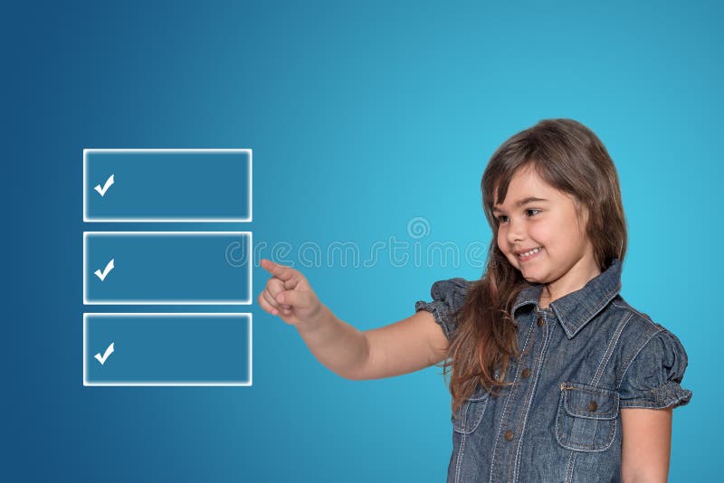 Το μικρό κορίτσι δείχνει στα τρία διαφανή ορθογώνια ελεύθερη απεικόνιση δικαιώματος Το μικρό κορίτσι δείχνει στα τρία διαφανή ορθογώνια ελεύθερη απεικόνιση δικαιώματος