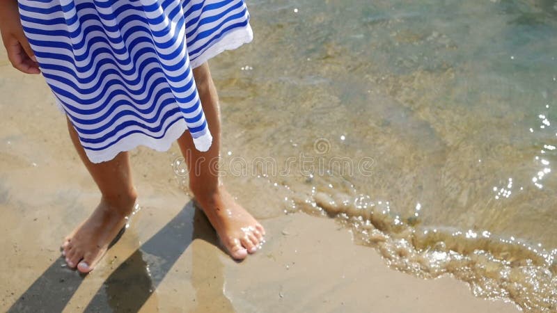 Το μπλε ριγωτό φόρεμα κοριτσάκι είναι θαλασσίως απόθεμα βίντεο