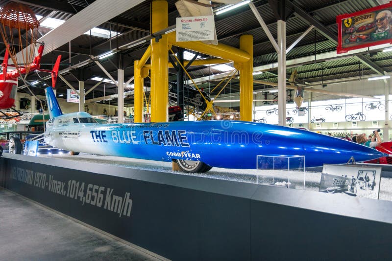 Το μπλε rocket-powered όχημα φλογών στο έκθεμα σε Sinsheim στοκ φωτογραφία Το μπλε rocket-powered όχημα φλογών στο έκθεμα σε Sinsheim στοκ φωτογραφία