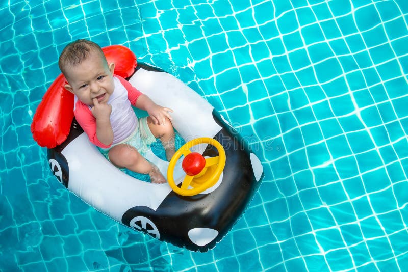 Το μωρό teething Λίγο ενός έτους βρέφος κοριτσιών λιγότερο από οδηγεί μια διογκώσιμη βάρκα με μορφή ενός αυτοκινήτου Στη λίμνη στοκ φωτογραφία με δικαίωμα ελεύθερης χρήσης Το μωρό teething Λίγο ενός έτους βρέφος κοριτσιών λιγότερο από οδηγεί μια διογκώσιμη βάρκα με μορφή ενός αυτοκινήτου Στη λίμνη στοκ φωτογραφία με δικαίωμα ελεύθερης χρήσης