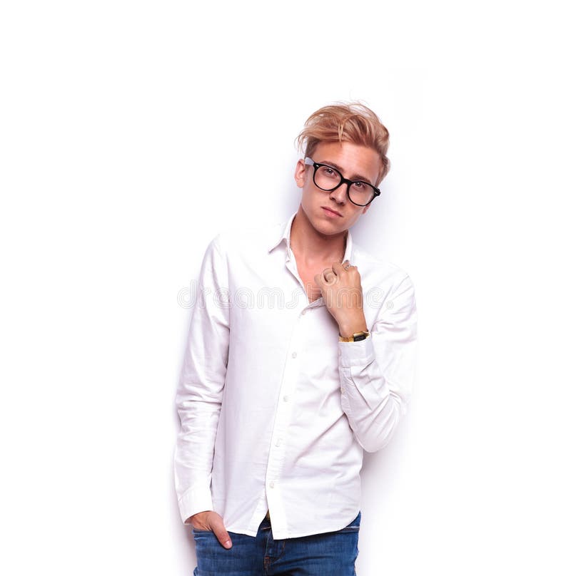 Το νέο ξανθό hipster που φορά τα γυαλιά που θέτουν με παραδίδει την τσέπη στοκ εικόνες Το νέο ξανθό hipster που φορά τα γυαλιά που θέτουν με παραδίδει την τσέπη στοκ εικόνες