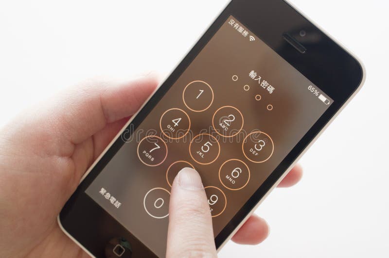 Το νέο χέρι γυναικών που κρατά το iPhone της Apple 5c και πληκτρολογεί τον προσωπικό κωδικό στοκ φωτογραφίες με δικαίωμα ελεύθερης χρήσης Το νέο χέρι γυναικών που κρατά το iPhone της Apple 5c και πληκτρολογεί τον προσωπικό κωδικό στοκ φωτογραφίες με δικαίωμα ελεύθερης χρήσης