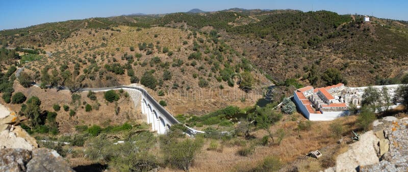 Το νεκροταφείο της κύριων εκκλησίας και της γέφυρας πέρα από το nea ποταμών Oeiras στοκ εικόνες Το νεκροταφείο της κύριων εκκλησίας και της γέφυρας πέρα από το nea ποταμών Oeiras στοκ εικόνες