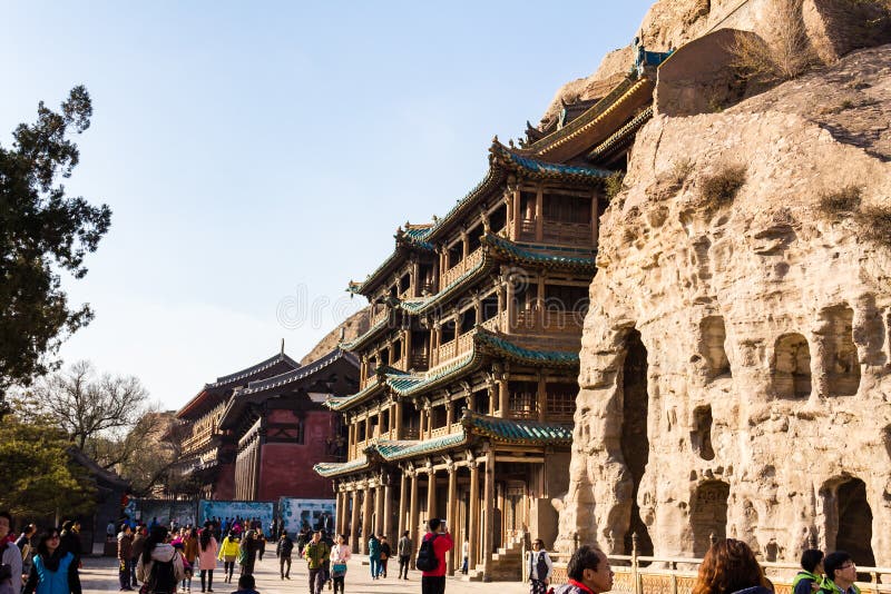 Το Νοέμβριο του 2014 - Datong, Κίνα - τουρίστες που εξερευνούν το Yungang Grottoes στοκ φωτογραφία Το Νοέμβριο του 2014 - Datong, Κίνα - τουρίστες που εξερευνούν το Yungang Grottoes στοκ φωτογραφία