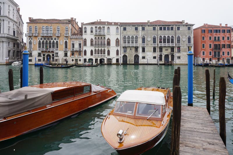 Το ξενοδοχείο του Aman Canal Grande που βρίσκεται στο Palazzo Papadopoli στη Βενετία στοκ εικόνες με δικαίωμα ελεύθερης χρήσης Το ξενοδοχείο του Aman Canal Grande που βρίσκεται στο Palazzo Papadopoli στη Βενετία στοκ εικόνες με δικαίωμα ελεύθερης χρήσης