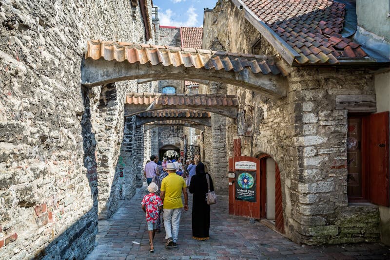 Το πέρασμα της Αγίας Αικατερίνης - ένας γραφικός μεσαιωνικός διάδρομος με πέτρινες αψίδες - στο Ταλίν της Εσθονίας στοκ εικόνες με δικαίωμα ελεύθερης χρήσης