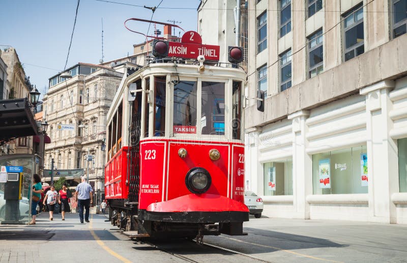 Το παλαιό κόκκινο τραμ πηγαίνει στην οδό Istiklal στη Ιστανμπούλ στοκ φωτογραφία με δικαίωμα ελεύθερης χρήσης Το παλαιό κόκκινο τραμ πηγαίνει στην οδό Istiklal στη Ιστανμπούλ στοκ φωτογραφία με δικαίωμα ελεύθερης χρήσης