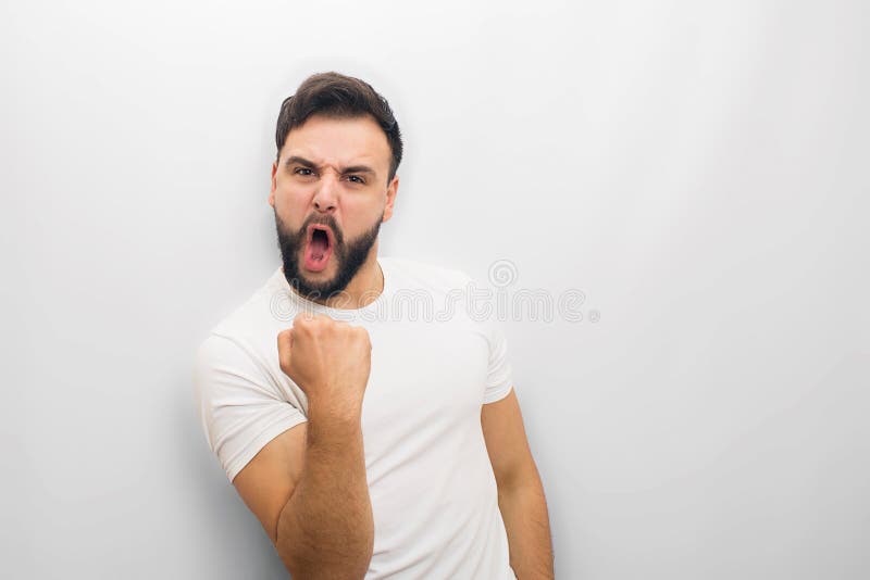Το πανέμορφο και ευτυχές πρόσωπο στέκεται και θέτει στη κάμερα Κρατά ότι παραδώστε την πυγμή και έχει τη χαρά Είναι συγκινημένος στοκ φωτογραφίες Το πανέμορφο και ευτυχές πρόσωπο στέκεται και θέτει στη κάμερα Κρατά ότι παραδώστε την πυγμή και έχει τη χαρά Είναι συγκινημένος στοκ φωτογραφίες
