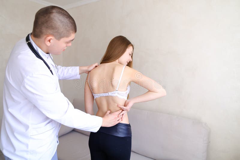 Το πεπειραμένο αρσενικό orthopedist εντόπισε τη νέα γυναίκα που παραπονιέται στοκ εικόνες με δικαίωμα ελεύθερης χρήσης
