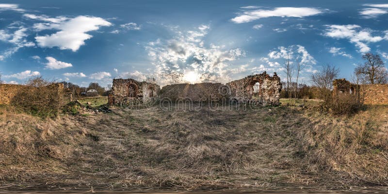 Το πλήρες άνευ ραφής σφαιρικό πανόραμα hdri 360 βαθμοί άποψης γωνίας μέσα στην πέτρα εγκατέλειψε το αγροτικό κτήριο σε equirectan στοκ φωτογραφία με δικαίωμα ελεύθερης χρήσης Το πλήρες άνευ ραφής σφαιρικό πανόραμα hdri 360 βαθμοί άποψης γωνίας μέσα στην πέτρα εγκατέλειψε το αγροτικό κτήριο σε equirectan στοκ φωτογραφία με δικαίωμα ελεύθερης χρήσης