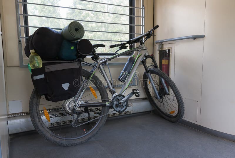 Το ποδήλατο βουνών με τα saddlebags μεταφέρεται στο τραίνο στοκ φωτογραφίες Το ποδήλατο βουνών με τα saddlebags μεταφέρεται στο τραίνο στοκ φωτογραφίες