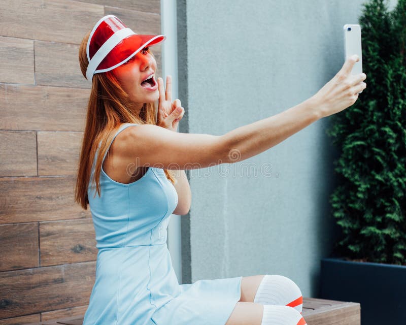 Το πολύ προκλητικό redhead κορίτσι ομορφιάς που έχει τη διασκέδαση και που θέτει για το selfie για το κοινωνικό δίκτυο υπαίθρια σ στοκ εικόνες με δικαίωμα ελεύθερης χρήσης