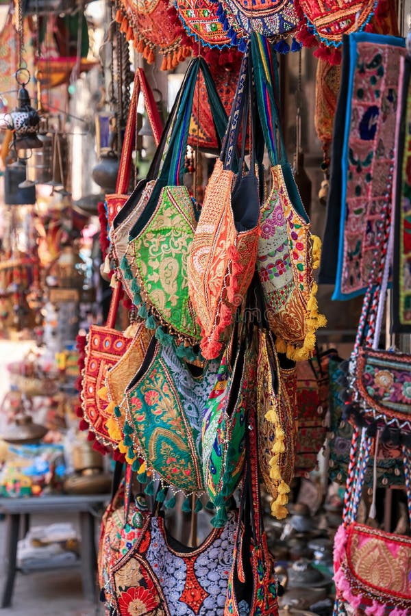 Χρωματιστές χειροποίητες τσάντες σε στυλ Rajasthani προς πώληση στην Udaipur, Rajasthan, Ινδία στοκ εικόνες