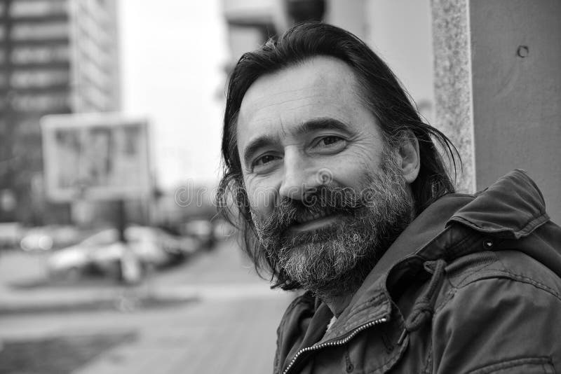Το πορτρέτο ενός ατόμου, κοιτάζει πέρα από τον ώμο του με ένα χαμόγελο στοκ φωτογραφίες Το πορτρέτο ενός ατόμου, κοιτάζει πέρα από τον ώμο του με ένα χαμόγελο στοκ φωτογραφίες