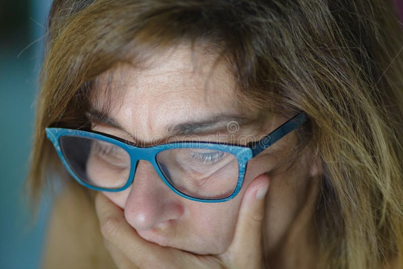 Το πορτρέτο της τονισμένης ώριμης γυναίκας με το χέρι στο στόμα που κοιτάζει κάτω, κλείνει επάνω Ελαφριά αντανάκλαση οργάνων ελέγ στοκ εικόνα Το πορτρέτο της τονισμένης ώριμης γυναίκας με το χέρι στο στόμα που κοιτάζει κάτω, κλείνει επάνω Ελαφριά αντανάκλαση οργάνων ελέγ στοκ εικόνα