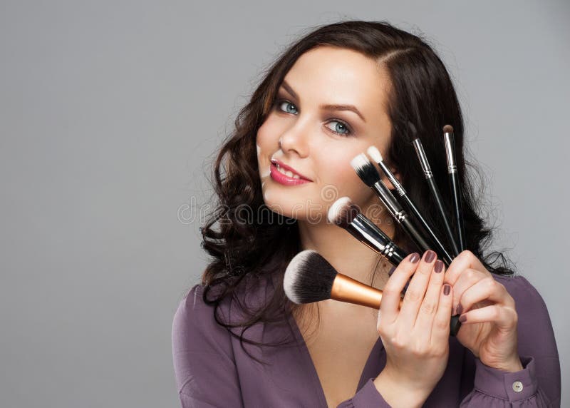 Γυναίκα με τις βούρτσες makeup στοκ φωτογραφία με δικαίωμα ελεύθερης χρήσης Γυναίκα με τις βούρτσες makeup στοκ φωτογραφία με δικαίωμα ελεύθερης χρήσης