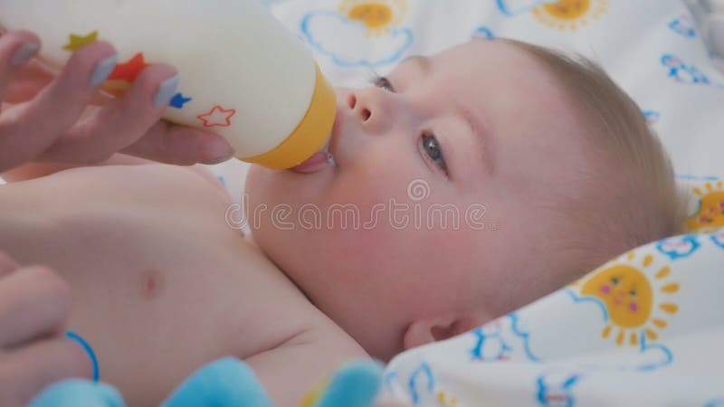 Το πορτρέτο του λατρευτού μωρού τρώει το μίγμα από το μπουκάλι