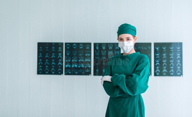 Το πορτρέτο του θηλυκού χειρούργου γιατρών σε πράσινο τρίβει την τοποθέτηση στα χειρουργικά γάντια και την εξέταση τη κάμερα Νέα στοκ εικόνες Το πορτρέτο του θηλυκού χειρούργου γιατρών σε πράσινο τρίβει την τοποθέτηση στα χειρουργικά γάντια και την εξέταση τη κάμερα Νέα στοκ εικόνες