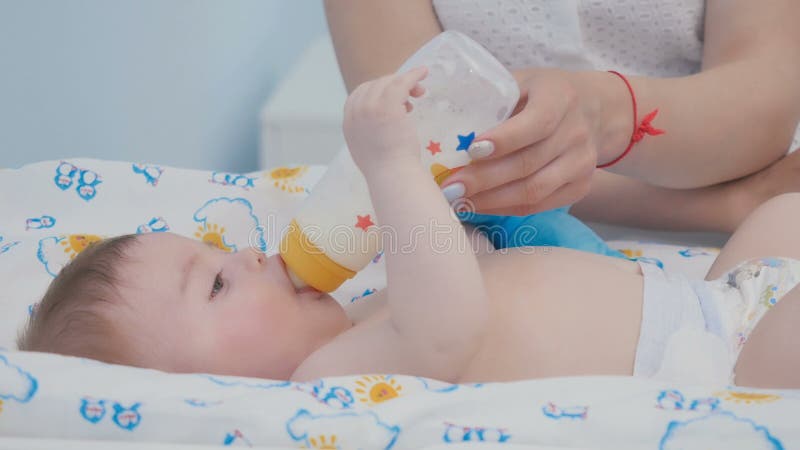 Το πορτρέτο του χαριτωμένου μωρού απορροφά το μίγμα από το μπουκάλι