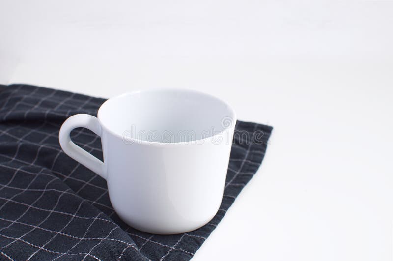 Το πρωί coffe προγευματίζει άσπρο φλυτζάνι πορσελάνης και ελεγμένο μαύρο συμπλήρωμα κουζινών υποβάθρου εικόνων πετσετών ελάχιστο στοκ εικόνες Το πρωί coffe προγευματίζει άσπρο φλυτζάνι πορσελάνης και ελεγμένο μαύρο συμπλήρωμα κουζινών υποβάθρου εικόνων πετσετών ελάχιστο στοκ εικόνες