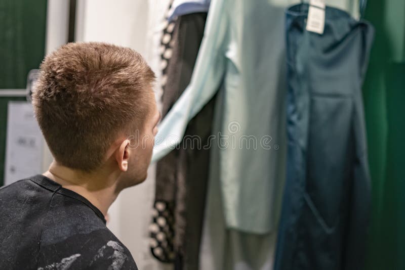 Το πρόσωπο επιλέγει η ντουλάπα ενδυμάτων ότι εξαρτήσεων στο σπίτι προετοιμάζεται για μια συνεδρίαση β στοκ φωτογραφία με δικαίωμα ελεύθερης χρήσης Το πρόσωπο επιλέγει η ντουλάπα ενδυμάτων ότι εξαρτήσεων στο σπίτι προετοιμάζεται για μια συνεδρίαση β στοκ φωτογραφία με δικαίωμα ελεύθερης χρήσης