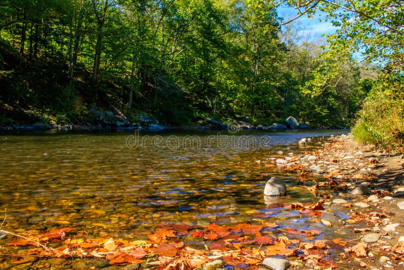 Το πρόωρο φθινόπωρο στον ποταμό Farmington στοκ εικόνα Το πρόωρο φθινόπωρο στον ποταμό Farmington στοκ εικόνα