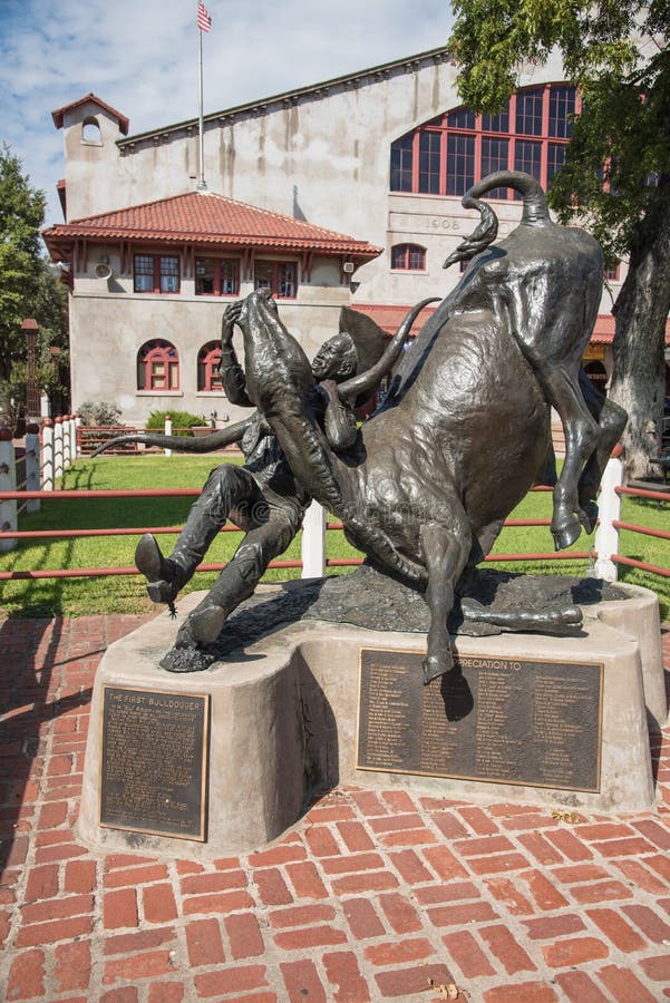 Το πρώτο άγαλμα κάουμποϋ Bulldogger στο Fort Worth, Τέξας στοκ εικόνες Το πρώτο άγαλμα κάουμποϋ Bulldogger στο Fort Worth, Τέξας στοκ εικόνες