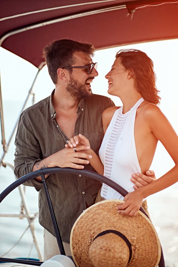 Το ρομαντικό ζεύγος στη βάρκα πολυτέλειας απολαμβάνει στοκ εικόνα με δικαίωμα ελεύθερης χρήσης Το ρομαντικό ζεύγος στη βάρκα πολυτέλειας απολαμβάνει στοκ εικόνα με δικαίωμα ελεύθερης χρήσης