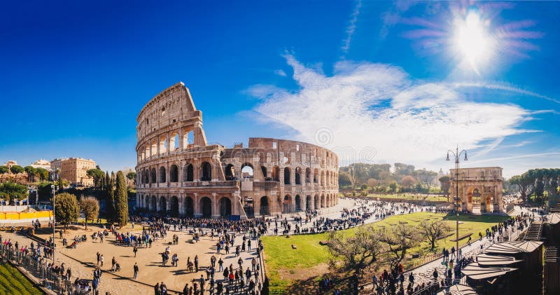 Το ρωμαϊκό Colosseum Coloseum ευρύ πανοραμικό vie της Ρώμης, Ιταλία