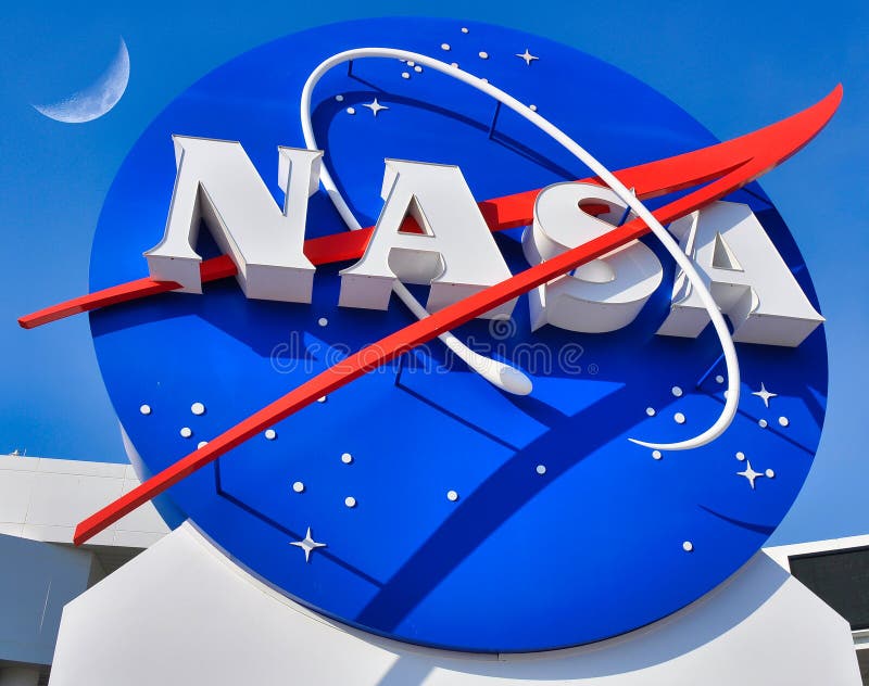 το σήμα meatball και το λογότυπο της nasa της σελήνης στην είσοδο του διαστημικού κέντρου κένεντι στο πράσινο καναβαράλ στοκ φωτογραφίες με δικαίωμα ελεύθερης χρήσης