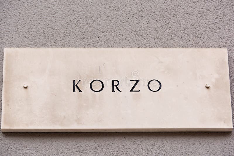 Το σημάδι Korzo, Rijeka, Κροατία οδών στοκ φωτογραφία με δικαίωμα ελεύθερης χρήσης Το σημάδι Korzo, Rijeka, Κροατία οδών στοκ φωτογραφία με δικαίωμα ελεύθερης χρήσης