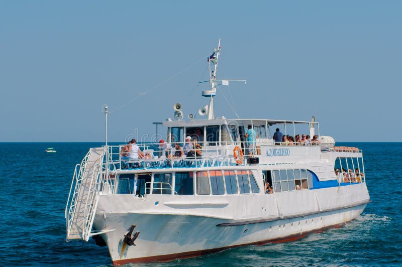 Το σκάφος αναψυχής κάνει μια εξόρμηση κατά μήκος της ακτής στοκ εικόνα με δικαίωμα ελεύθερης χρήσης Το σκάφος αναψυχής κάνει μια εξόρμηση κατά μήκος της ακτής στοκ εικόνα με δικαίωμα ελεύθερης χρήσης