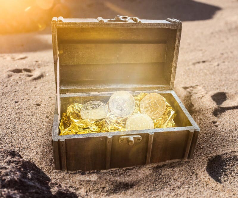 Το στήθος θησαυρών που γέμισαν με τα bitcoins που περιβλήθηκαν από τη χρυσή πυράκτωση μερικώς στην άμμο στοκ φωτογραφία Το στήθος θησαυρών που γέμισαν με τα bitcoins που περιβλήθηκαν από τη χρυσή πυράκτωση μερικώς στην άμμο στοκ φωτογραφία