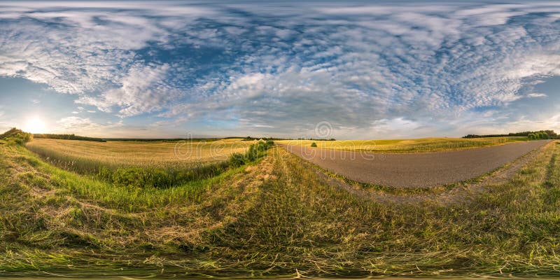 Το σφαιρικό πανόραμα hdri 360 βαθμοί άποψης γωνίας κοντά στο δρόμο ασφάλτου μεταξύ των τομέων στο ηλιοβασίλεμα θερινού βραδιού με στοκ εικόνα με δικαίωμα ελεύθερης χρήσης Το σφαιρικό πανόραμα hdri 360 βαθμοί άποψης γωνίας κοντά στο δρόμο ασφάλτου μεταξύ των τομέων στο ηλιοβασίλεμα θερινού βραδιού με στοκ εικόνα με δικαίωμα ελεύθερης χρήσης